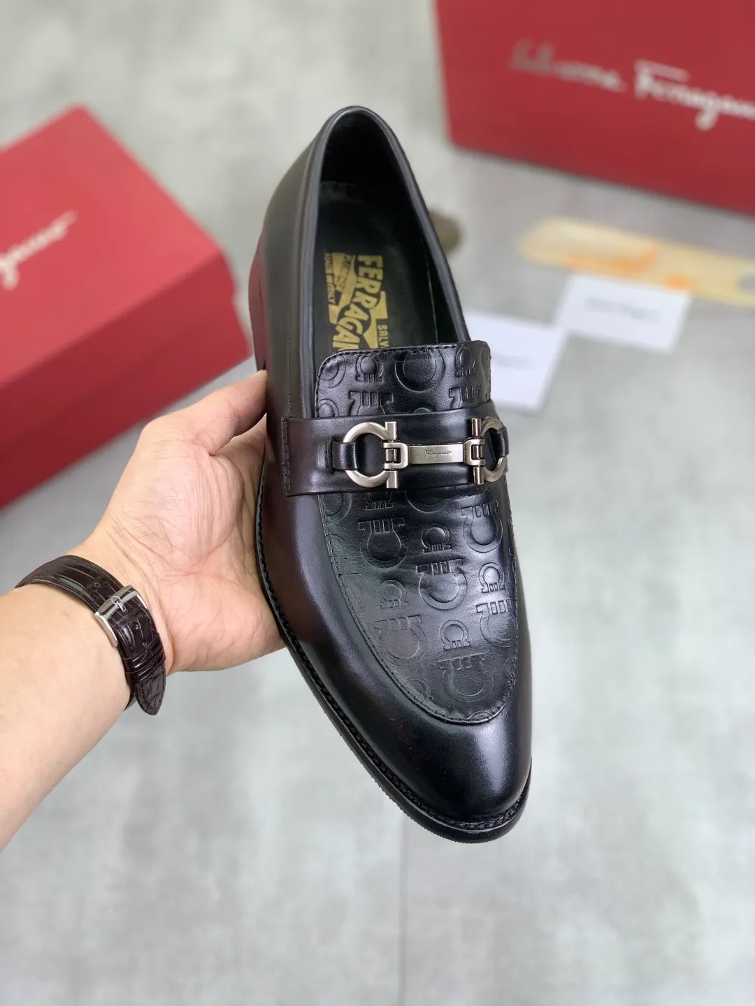 Men's Men's Shoes 💰P480💰[New Style] Water-dyed Niuli 🆘[Salvatore Ferragamo] Ferragamo's latest casual business leather shoes for men! Available at counters simultaneously! The fabric is made of specially imported original calfskin, and the interior is made of imported water-dyed cowhide. It is absolutely luxurious and leads the fashion trend. Matching code: 39-44, black optional